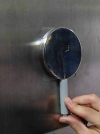 Metallstift mit Magnet herausziehen Metallstift mit Magnet herausziehen